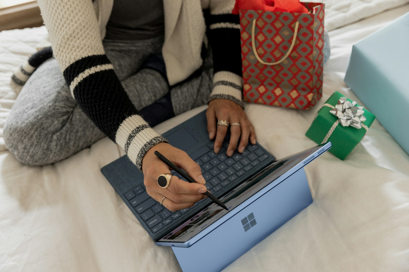 Customer shopping online using a laptop